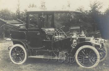 Fiat 34.jpg - Firma Broederlet verkocht vanuit de 1e Dorpsstraat diverse oude auto's waaronder deze: Fiat Landaulette 24 pk. Eigenaar auto: Mr. Blankenhagen (Huize Livland, nu Lommerlust) Opname tussen 1910-20.